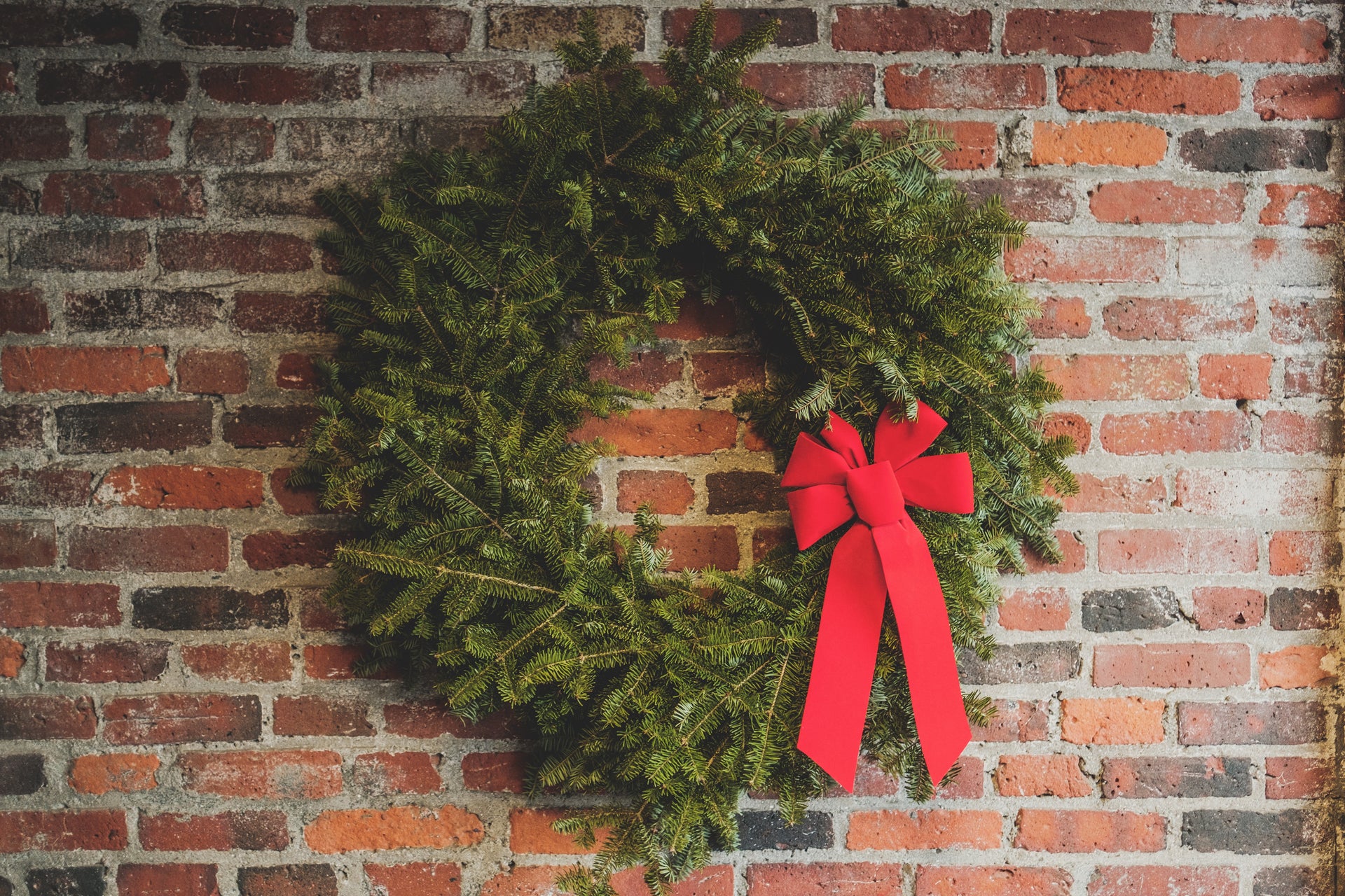 Deck the Halls with Less: The Minimalist's Guide to Holiday Decor