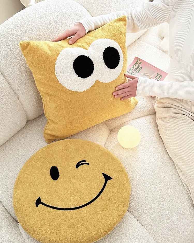 Big Eyes Tufted Decorative Throw Pillow