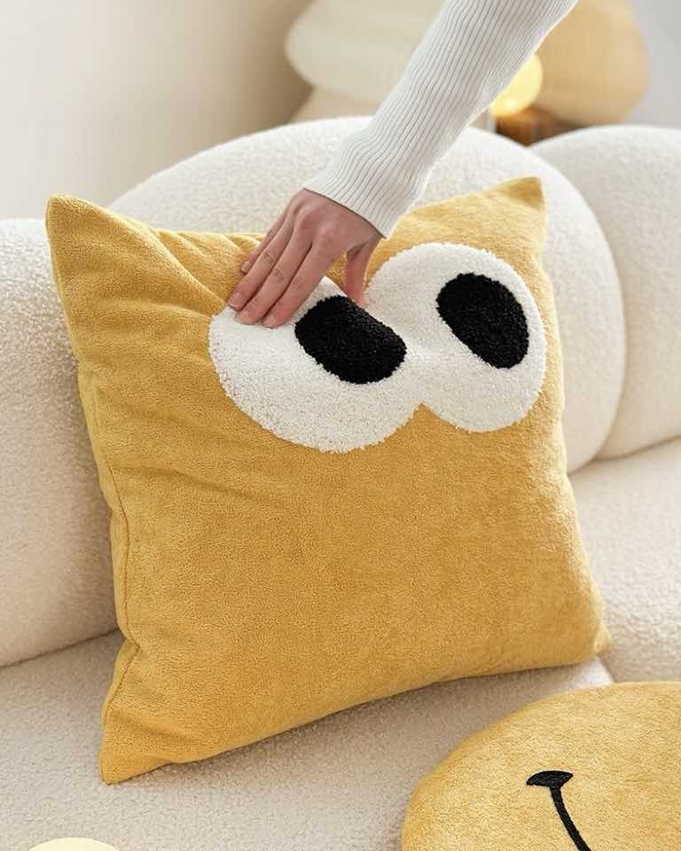 Big Eyes Tufted Decorative Throw Pillow