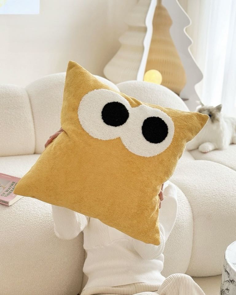 Big Eyes Tufted Decorative Throw Pillow