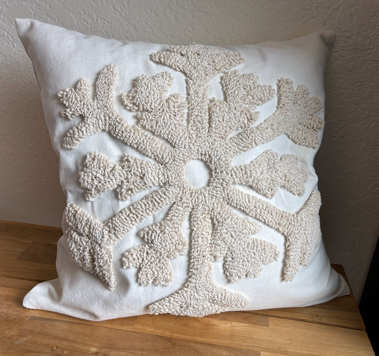Snowflake Yarn Tufted Throw Pillow Cover